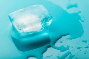 hielo para que los gatos tomen agua